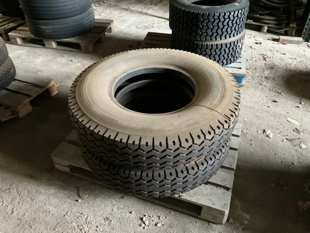 1061773-1 2 st. lastbilsdäck  10.00-20