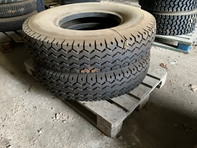 1061773-2 2 st. lastbilsdäck  10.00-20