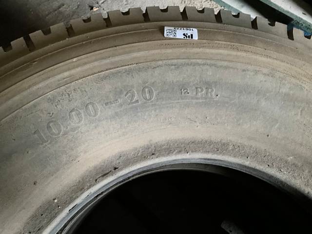 1061773-3 2 st. lastbilsdäck  10.00-20