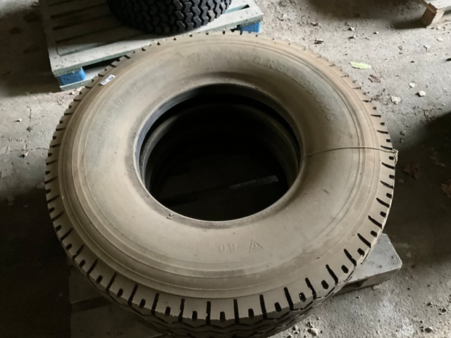 1061773-4 2 st. lastbilsdäck  10.00-20