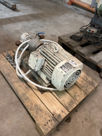 1068756-1 Electric motor with pump MEZ Mohelnice AP100L-6