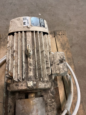 1068756-2 Electric motor with pump MEZ Mohelnice AP100L-6