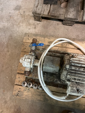 1068756-7 Electric motor with pump MEZ Mohelnice AP100L-6