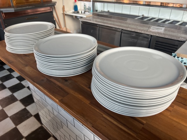 1051463-2 Kitchen equipment - Cutlery, glasses & miscellaneous