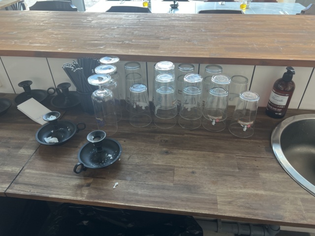 1051463-4 Kitchen equipment - Cutlery, glasses & miscellaneous