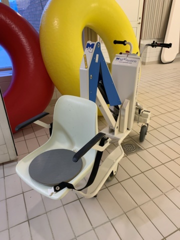 760519-2 Mobile pool lift Digi BluOne