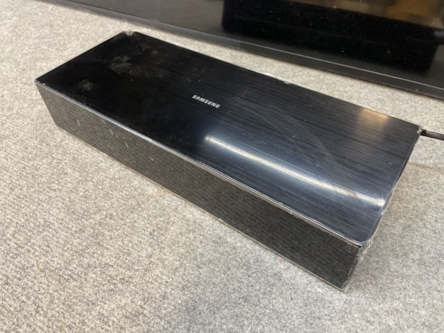 1116398-4 Samsung 65" screen / Defective crack in screen