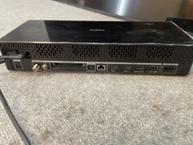 1116398-6 Samsung 65" screen / Defective crack in screen