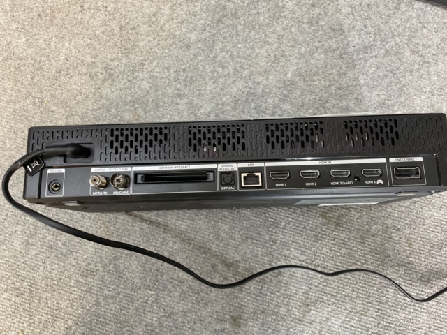 1116398-7 Samsung 65" screen / Defective crack in screen