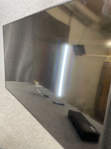 1116398-3 Samsung 65" screen / Defective crack in screen