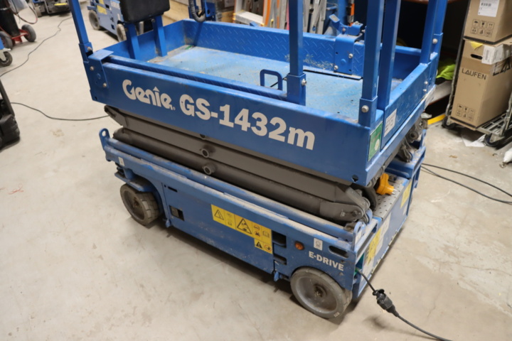 1034054-3 Scissor lift Genie GS-1432M -22