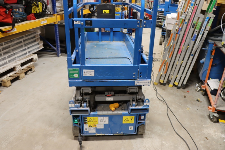 1034054-8 Scissor lift Genie GS-1432M -22