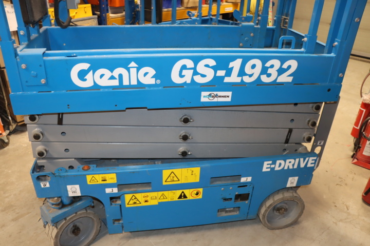 1034055-10 Scissor lift Genie GS-1932 -21