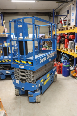 1034055-12 Scissor lift Genie GS-1932 -21