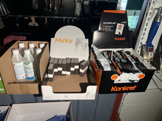 1116739-4 Various painting accessories, brushes, rollers, tape etc