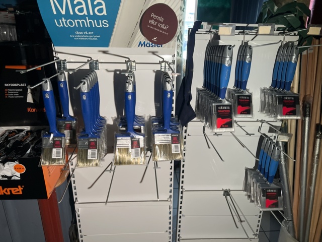 1116739-5 Various painting accessories, brushes, rollers, tape etc