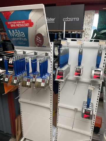 1116739-7 Various painting accessories, brushes, rollers, tape etc