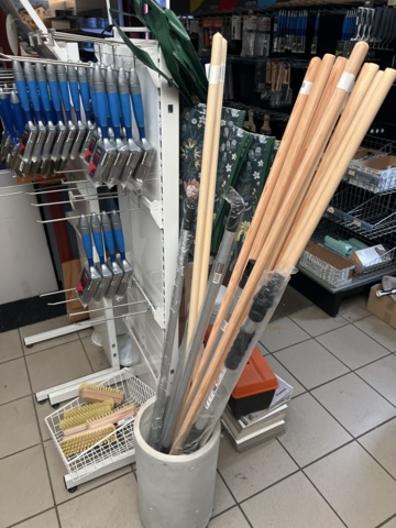 1116739-8 Various painting accessories, brushes, rollers, tape etc