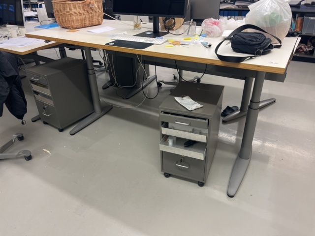 1066835-1 Raised & Retractable desk