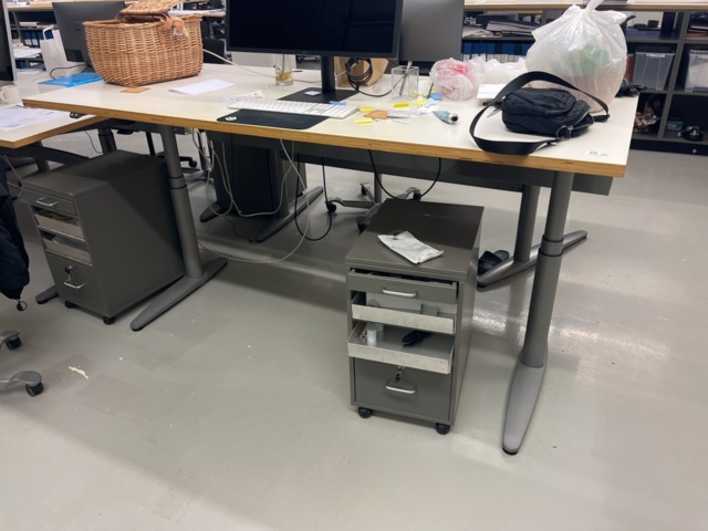 1066835-2 Raised & Retractable desk