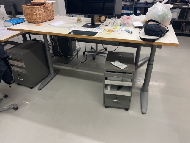 1066835-4 Raised & Retractable desk