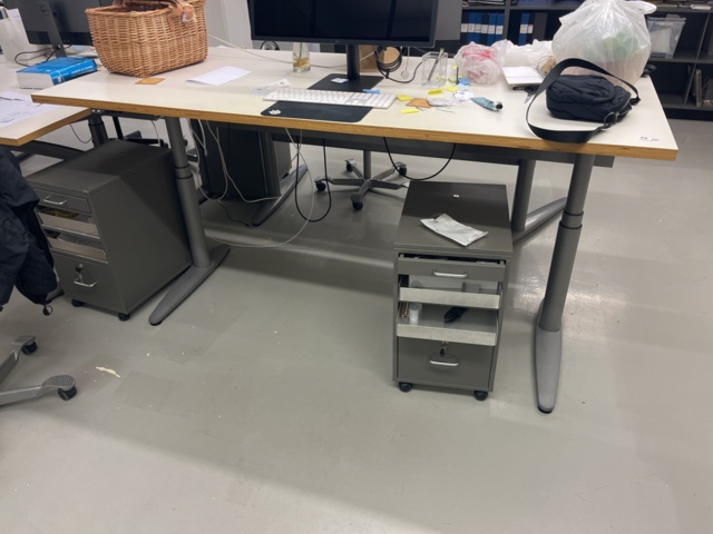 1066835-5 Raised & Retractable desk