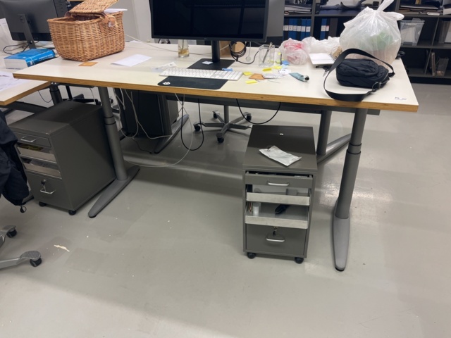 1066835-6 Raised & Retractable desk