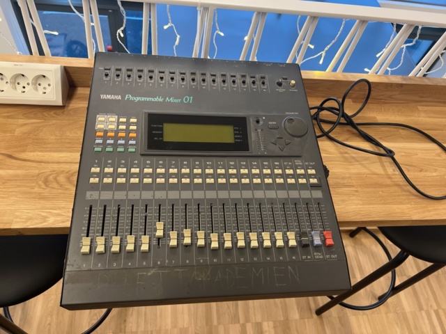 1116909-1 Mixer table Yamaha Programmable Mixer 01