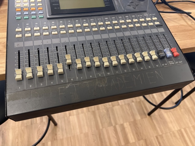 1116909-2 Mixer table Yamaha Programmable Mixer 01