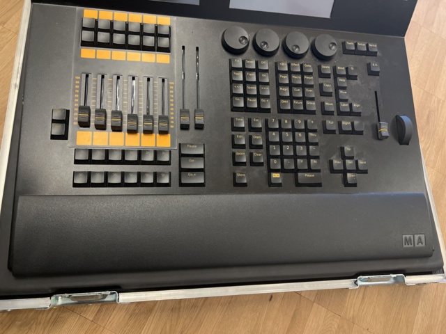 1116910-2 Light mixer table MA Dot2 Core including Roddcase