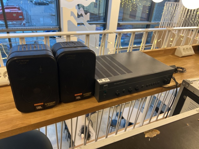 1116914-1 2 JBL speakers with stereo integrated amplifier