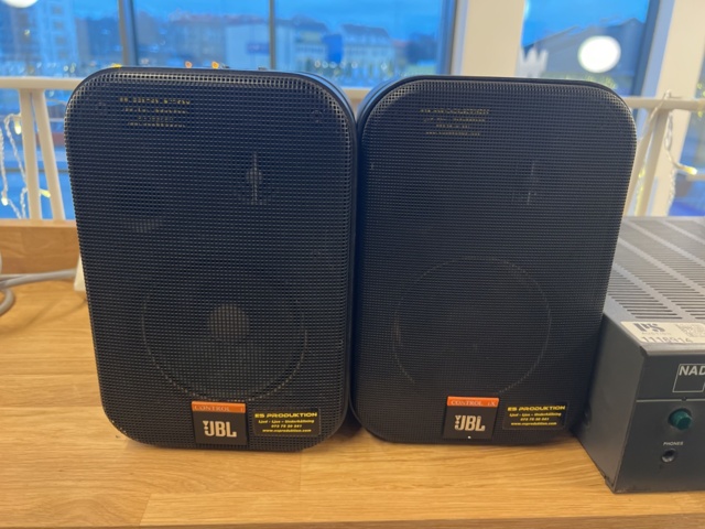 1116914-4 2 JBL speakers with stereo integrated amplifier