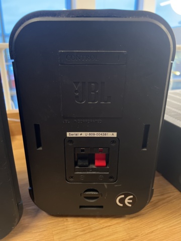 1116914-6 2 JBL speakers with stereo integrated amplifier