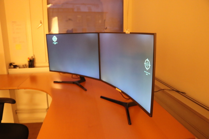 1034105-3 2 x 32 inch curved monitors Samsung