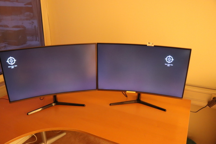 1034105-8 2 x 32 inch curved monitors Samsung