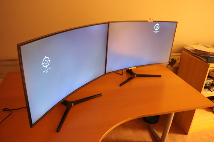 1034105-4 2 x 32 inch curved monitors Samsung
