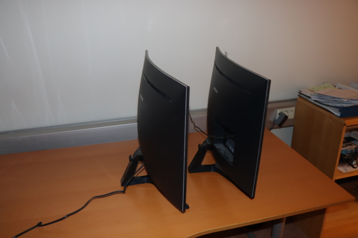 1034105-5 2 x 32 inch curved monitors Samsung