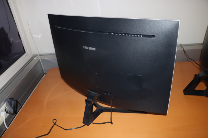 1034105-6 2 x 32 inch curved monitors Samsung