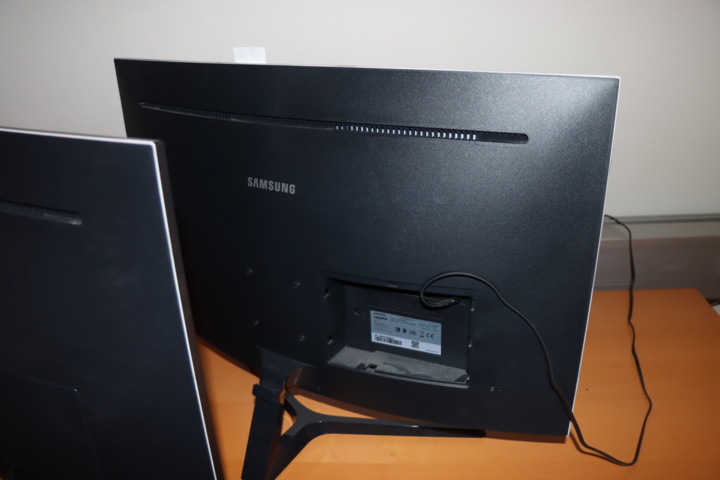 1034105-7 2 x 32 inch curved monitors Samsung