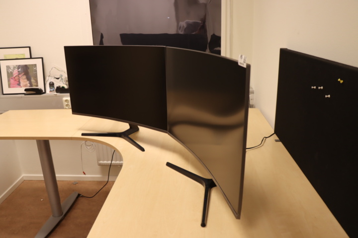 1034126-3 2 pc 32 inch curved monitors Samsung