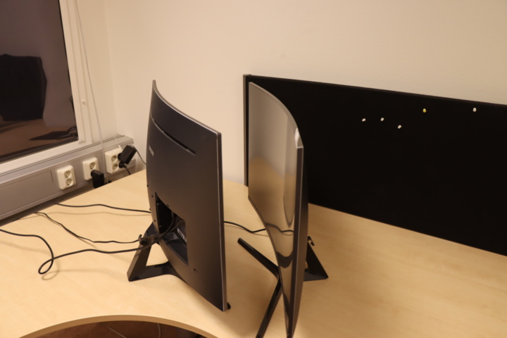 1034126-6 2 pc 32 inch curved monitors Samsung