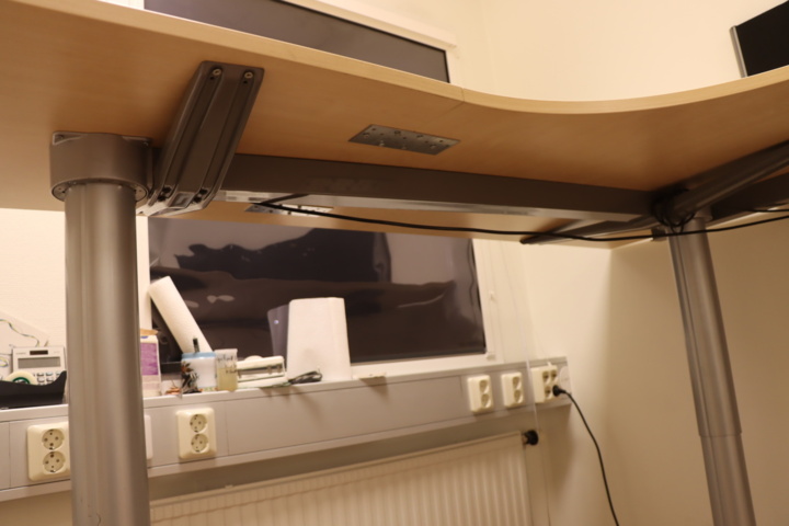 1034127-4 Raised/retractable desk 240cm