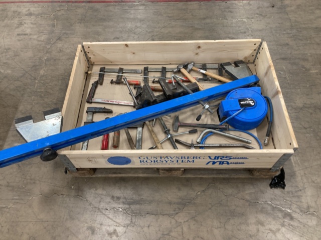 1118460-1 Compressed air winch, bench vise and forceps, etc