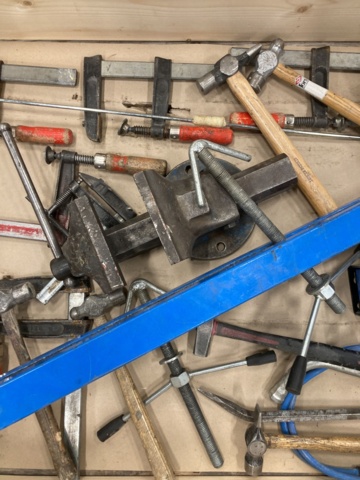 1118460-5 Compressed air winch, bench vise and forceps, etc