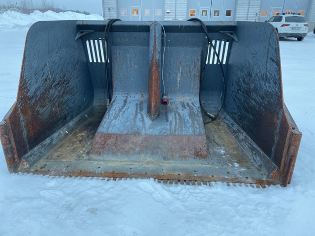 998968-8 High tipping flap bucket YPV