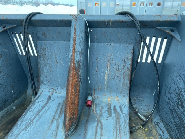 998968-32 High tipping flap bucket YPV