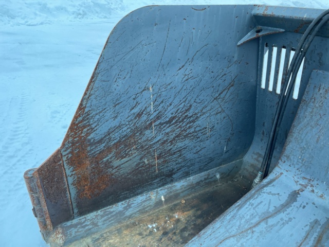 998968-33 High tipping flap bucket YPV