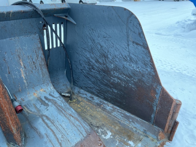 998968-34 High tipping flap bucket YPV