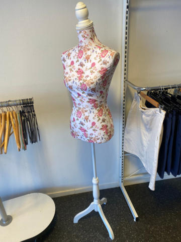 1121619-5 5 Mannequins