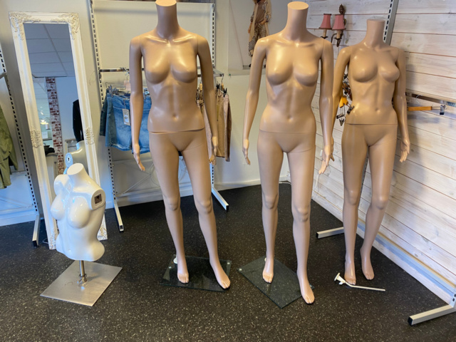 1121619-1 5 Mannequins